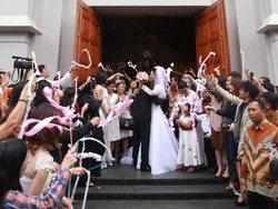 Muah! David Cium Mesra Gracia Indri di Momen Lepas Balon