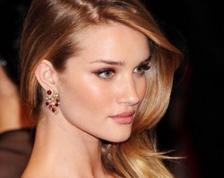 Rahasia Riasan yang Sempurna Rosie Huntington-Whiteley: Lihat YouTube