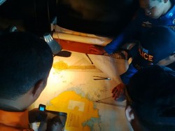 Semangat Tim Basarnas Berkejaran dengan Gelap Demi Mencari QZ8501