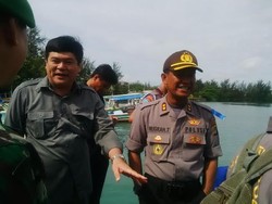 Adik Ahok Pantau Posko Pencarian AirAsia di Manggar Belitung Timur