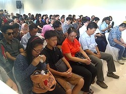 Keluarga Penumpang Doa Bersama di Ruang Crisis Center