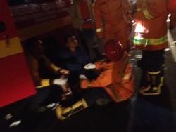 2 Petugas Terluka di Bagian Kaki Saat Padamkan Api di Atrium Senen
