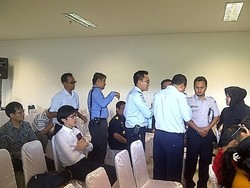 Datangi Crisis Center Pagi-pagi, Risma Beri Jaminan Keamanan Rumah Penumpang AirAsia