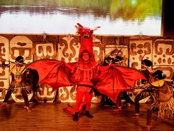 Teater Koma Pentaskan Tanah Papua yang Diserang Naga Jahat