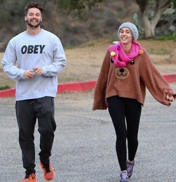 Miley Cyrus Buktikan Cintanya dengan Putra Arnold Schwarzenegger Direstui