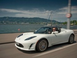 Roadster Buatan Tesla Bakal Lebih Jauh Lagi Jelajahnya