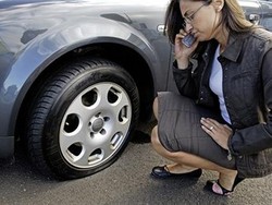 Begini Cara Aman Mengendalikan Mobil yang Pecah Ban