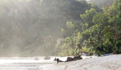 Seksinya Perpaduan Pasir Putih & Hitam di Pantai Wediombo