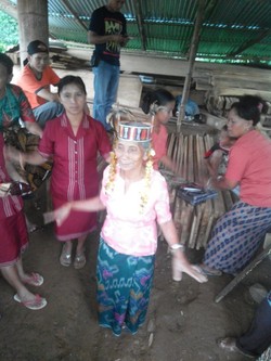Nenek-nenek Jadi Penari di Tarian Madadang Tanah Toraja