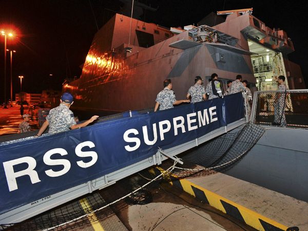 Kapal Perang Singapura Bantu Cari AirAsia