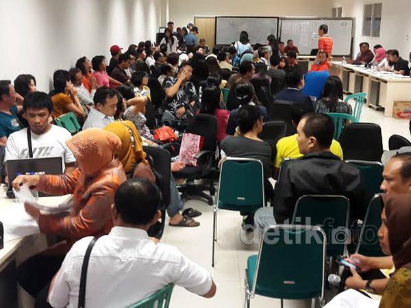 Keluarga Penumpang AirAsia Penuhi Bandara Juanda