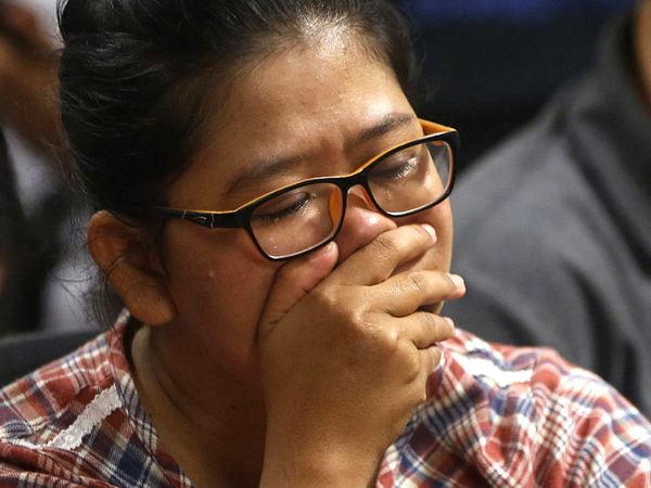 Penantian Penuh Harap Keluarga Penumpang AirAsia