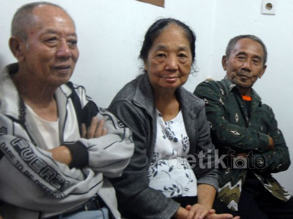 Keluarga Penumpang Berharap AirAsia Segera Ditemukan Keluarga Penumpang Berharap AirAsia Segera Ditemukan