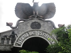 Rumah Terunik Ki Joko Bodo Hingga Minimalis Hitam-Putih Gracia Indri di 2014