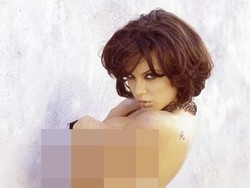 Beredar Foto-foto Topless Angelina Jolie Saat Masih 19 Tahun