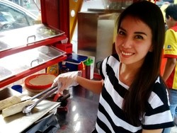 Tya Ariestya Bisnis Kebab di Pasar Manggis