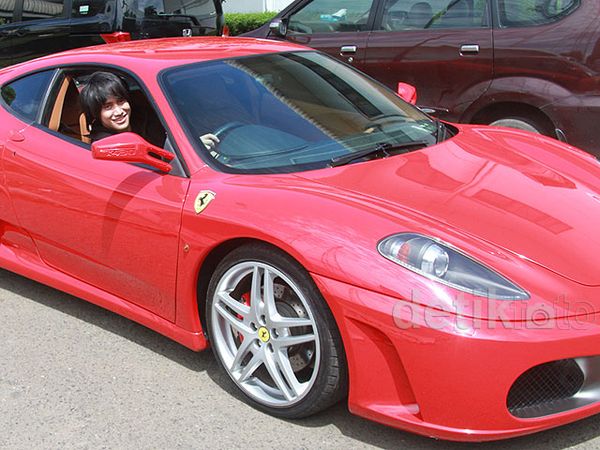 Kevin Aprilio Pamer Mobil Ferrari Merahnya