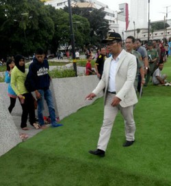 Warga Antusias Menikmati Kerennya Taman Alun-alun Bandung, Begini Respons Ridwan Kamil