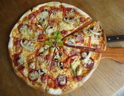 Rekomendasi Restoran: Mamamia, Santai Bersama Teman Sambil Menikmati Pizza Bertopping Royal