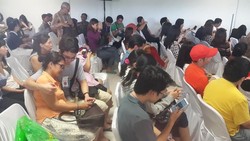 Serpihan Pesawat Ditemukan, Kerabat Penumpang di Bandara Juanda Cemas