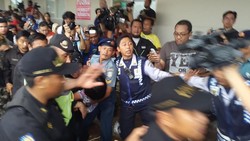 Lihat Tayangan Evakuasi Jasad, Keluarga Korban Histeris dan Pingsan