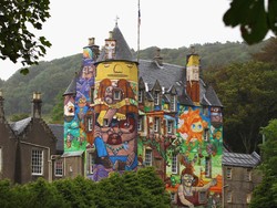 Benteng Kastil di Skotlandia Diubah Jadi Grafiti