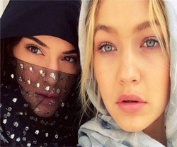 Foto: Kendall Jenner Tampil Beda dengan Kerudung dan Abaya