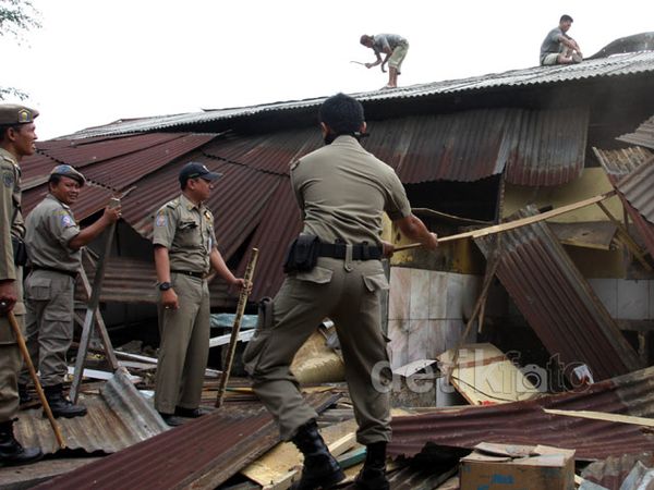Bangunan Liar di Pasar Minggu Dibongkar