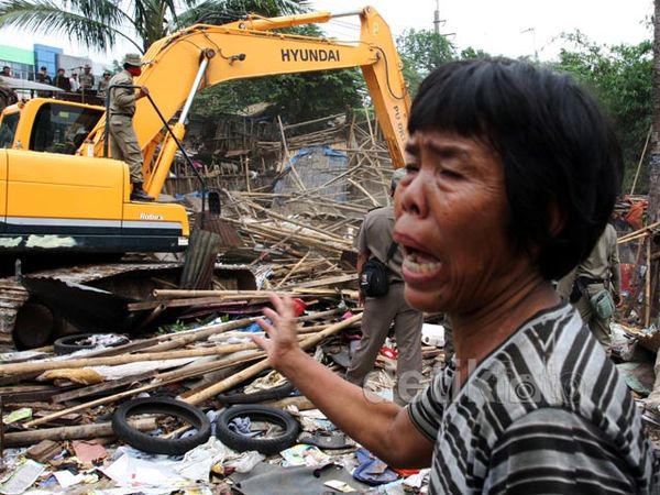 Bangunan Liar Dibongkar, Warga Pasrah