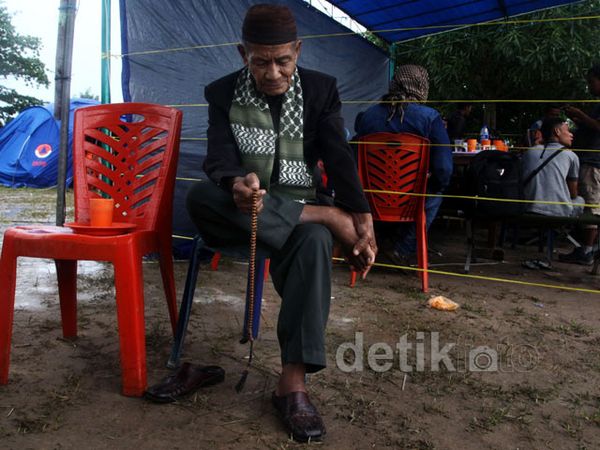 Pencarian AirAsia Libatkan Ritual Tetua Adat