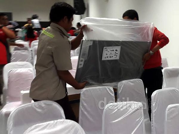 Posko AirAsia di Bandara Juanda Tambah Televisi