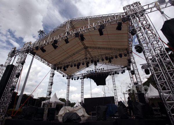 Monas Bersiap Sambut Tahun Baru 2015