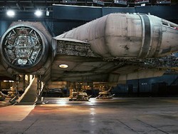 Melihat dari Dekat Millennium Falcon untuk Star Wars: The Force Awakens