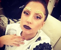 Lady Gaga Foto 50 Selfie untuk Iklan Shiseido