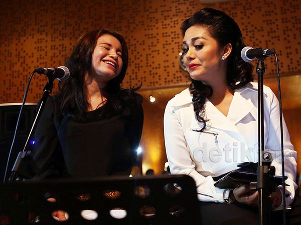 Mengintip Krisdayanti dan Rossa Latihan untuk Tahun Baru