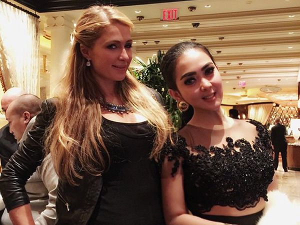 Syahrini Asyik Foto dengan Afrojack Hingga Paris Hilton di Amerika