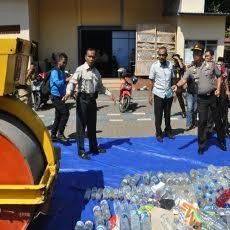 Ribuan Botol Miras Hasil Sitaan Selama Setahun Dimusnahkan