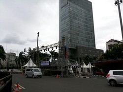 Hujan Deras, Pembangunan Panggung Jakarta Night Festival Sempat Terhenti