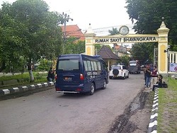 Jenazah Penumpang AirAsia QZ8501 Tiba di RS Bhayangkara Polda Jatim