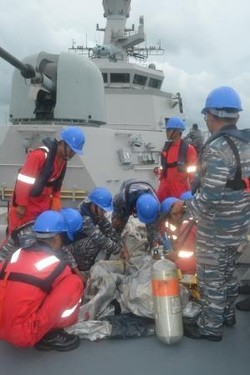 KRI Bung Tomo Evakuasi Dua Pintu Pesawat, Tas dan Kamera Pocket