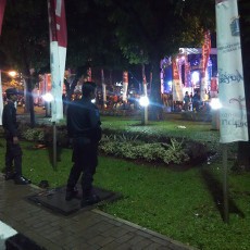 Tahun Baruan di Monas, Satpol PP Teriak-teriak Larang Orang Injak Rumput