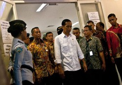 Terbang ke Solo, Jokowi Tinjau Pasar Klewer dan Tahun Baruan Bareng Keluarga