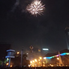 Langit di Monas Mulai Dihiasi Kembang Api dari Pengunjung