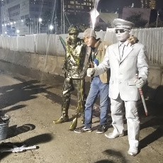 Jepret! Foto Bareng Manusia Emas & Silver di Jakarta Night Festival