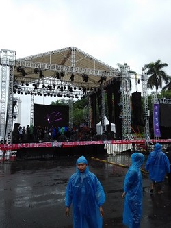 Diguyur Hujan, Panggung Utama Jakarta Night Festival Tetap Dikunjungi Masyarakat