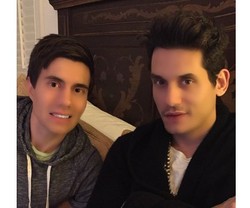 Tak Disangka, John Mayer Edit Foto Wajahnya Jadi Flawless Saat Selfie