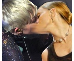 Heboh, Foto Ciuman Miley Cyrus dan Madonna di Instagram