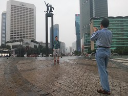 Meski Hujan, Turis Asing & Lokal Semangat Foto di Bundaran HI