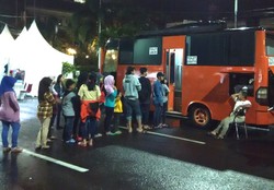 Patut Dicontoh, Turis Tertib Antre Mobil Toilet Gratis di Monas