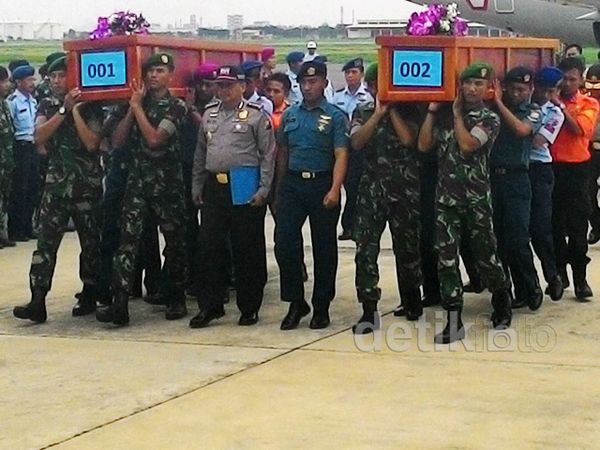 2 Jenazah Korban AirAsia Tiba di Bandara Juanda